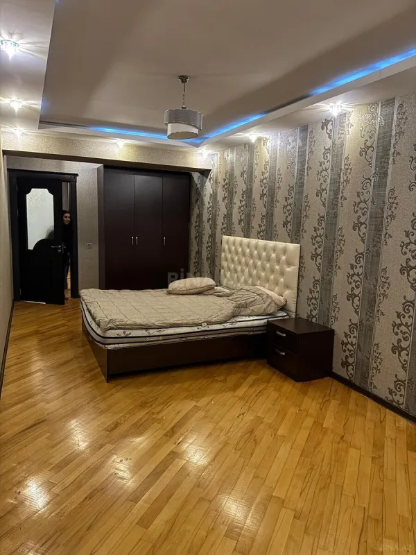 Kirayə verilir 3 otaqlı mənzil 155 m²