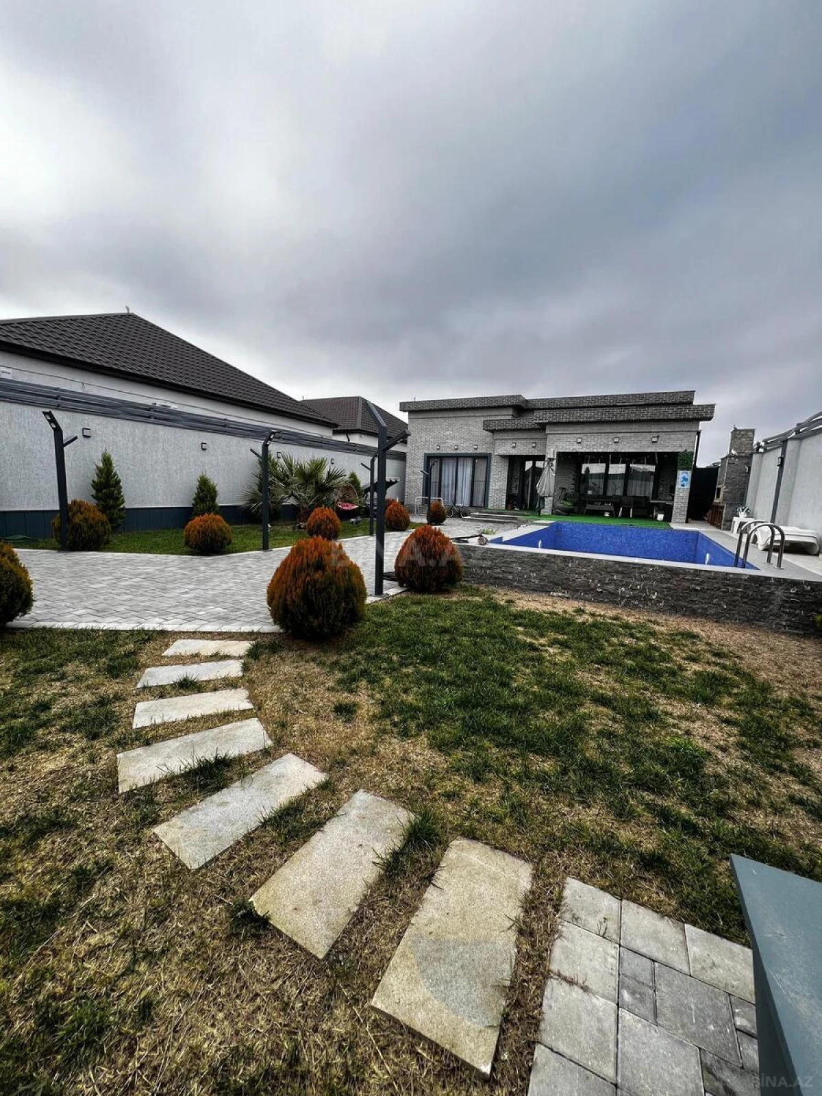 Satılır 4 otaqlı həyət evi 180 m²