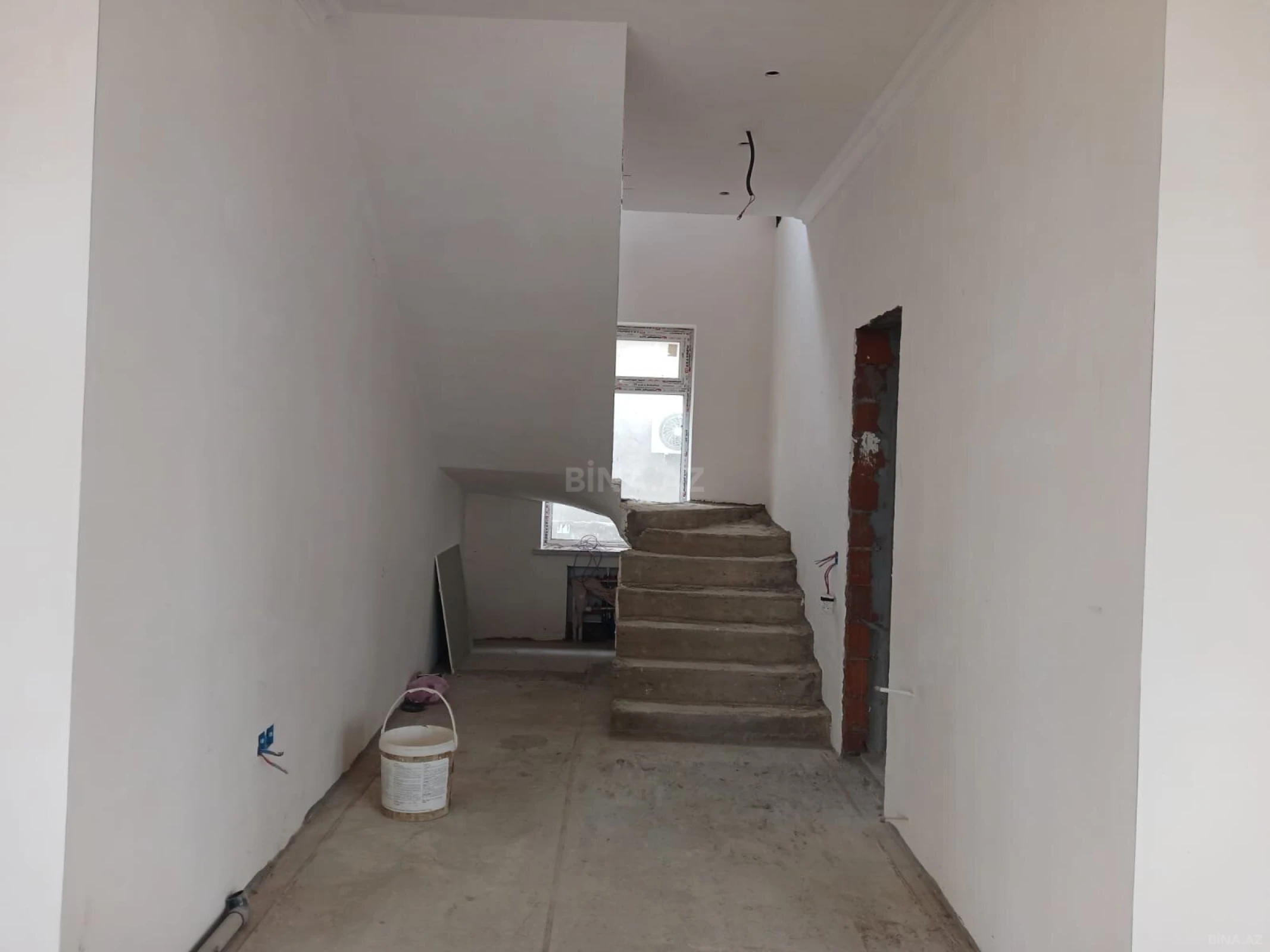Satılır 8 otaqlı həyət evi 353 m²