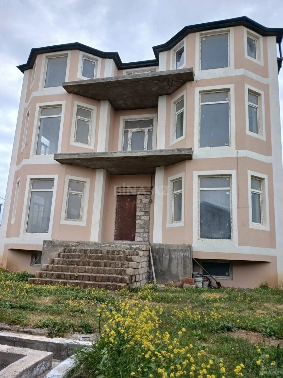 Satılır 8 otaqlı həyət evi 353 m²