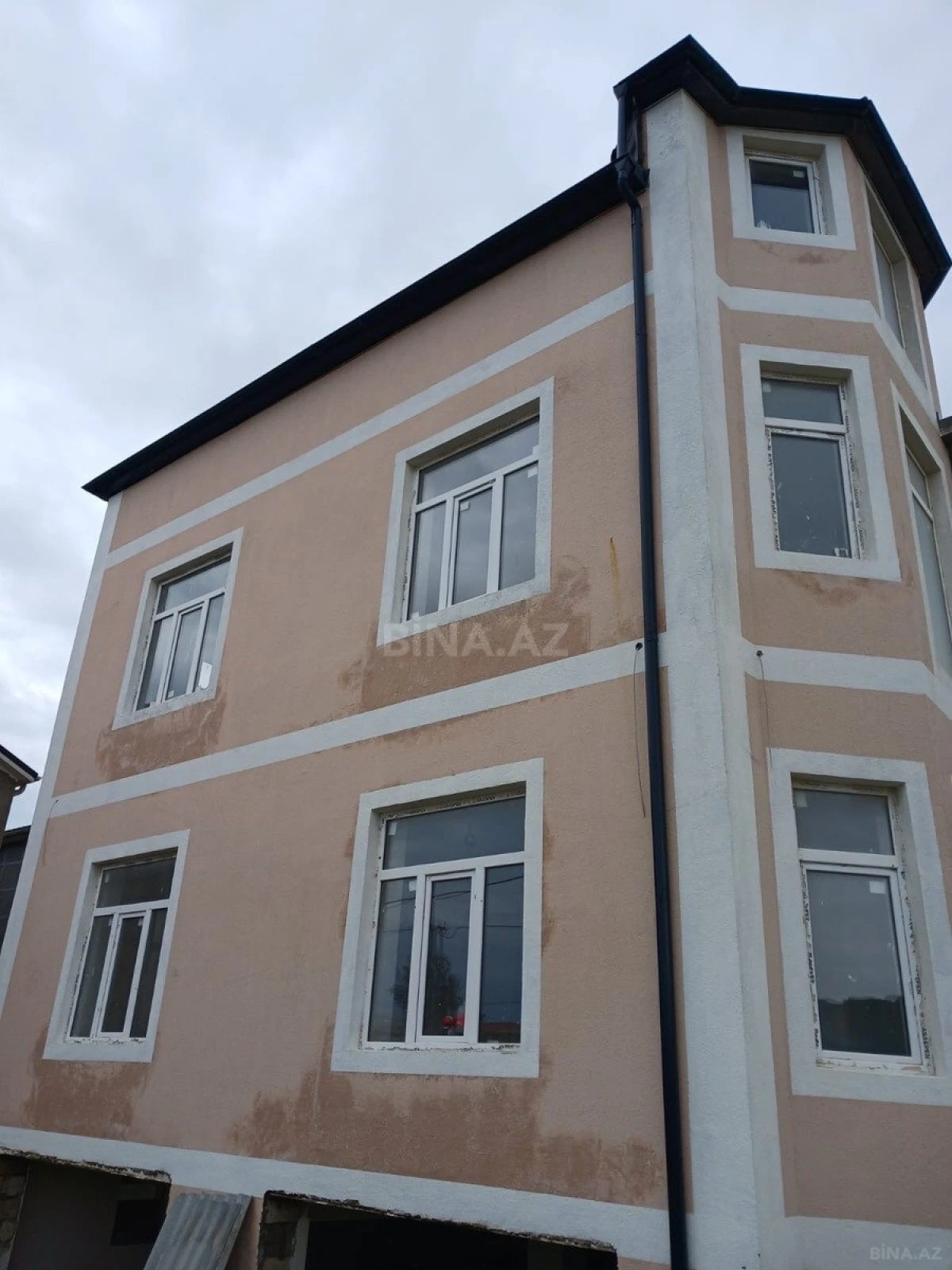 Satılır 8 otaqlı həyət evi 353 m²