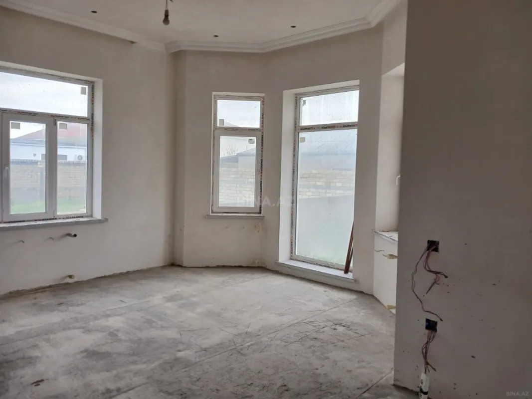 Satılır 8 otaqlı həyət evi 353 m²