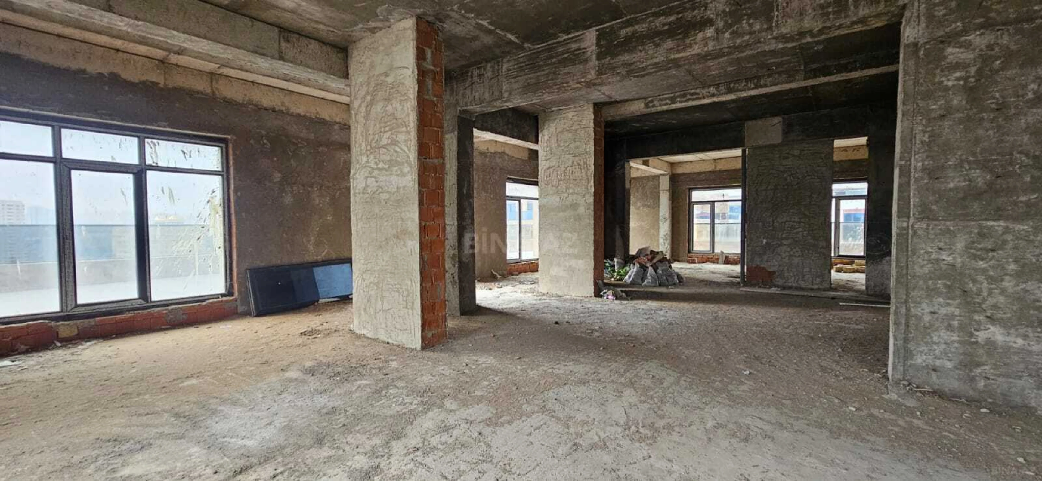 Satılır 5 otaqlı mənzil 420 m²