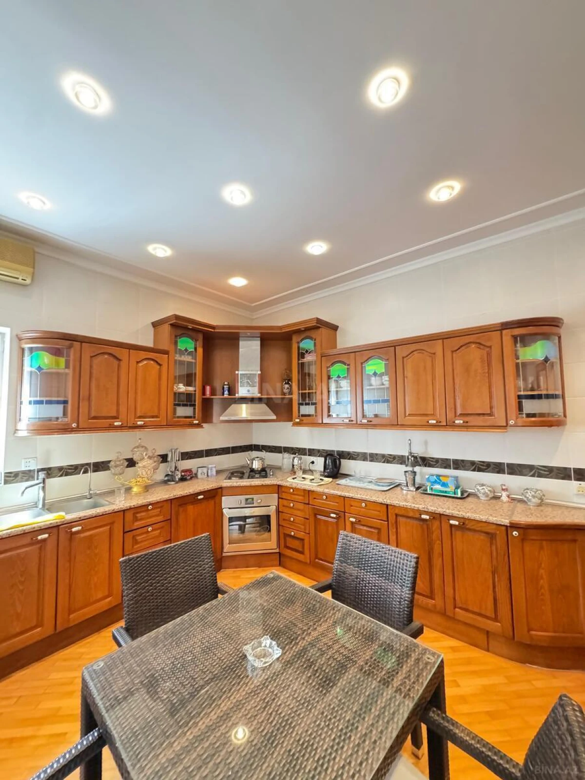 Satılır 8 otaqlı həyət evi 1400 m²