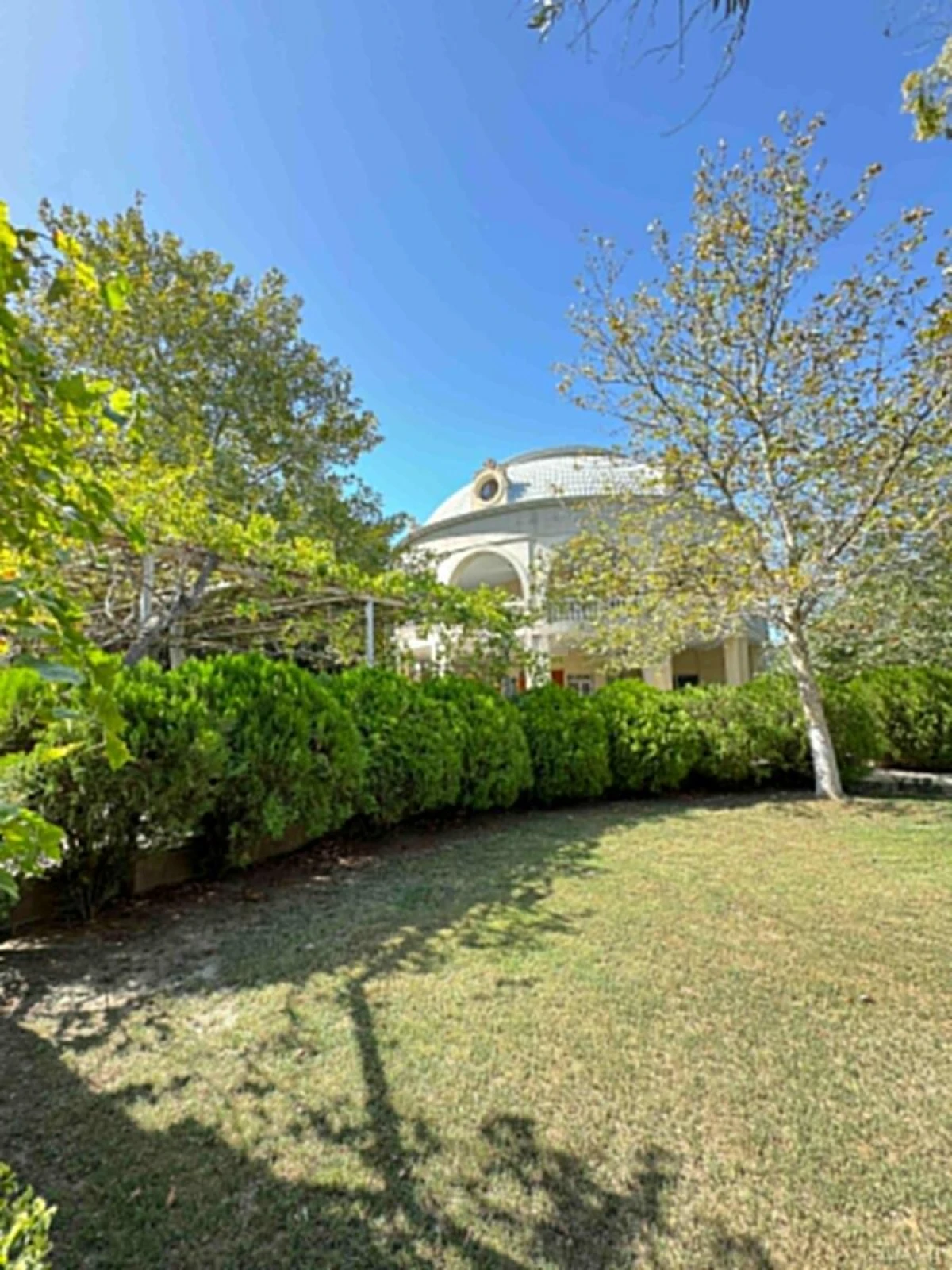 Satılır 8 otaqlı həyət evi 1400 m²