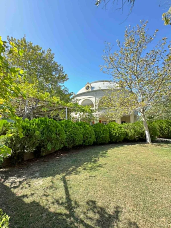 Satılır 8 otaqlı həyət evi 1400 m²