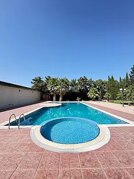 Satılır 8 otaqlı həyət evi 1400 m²