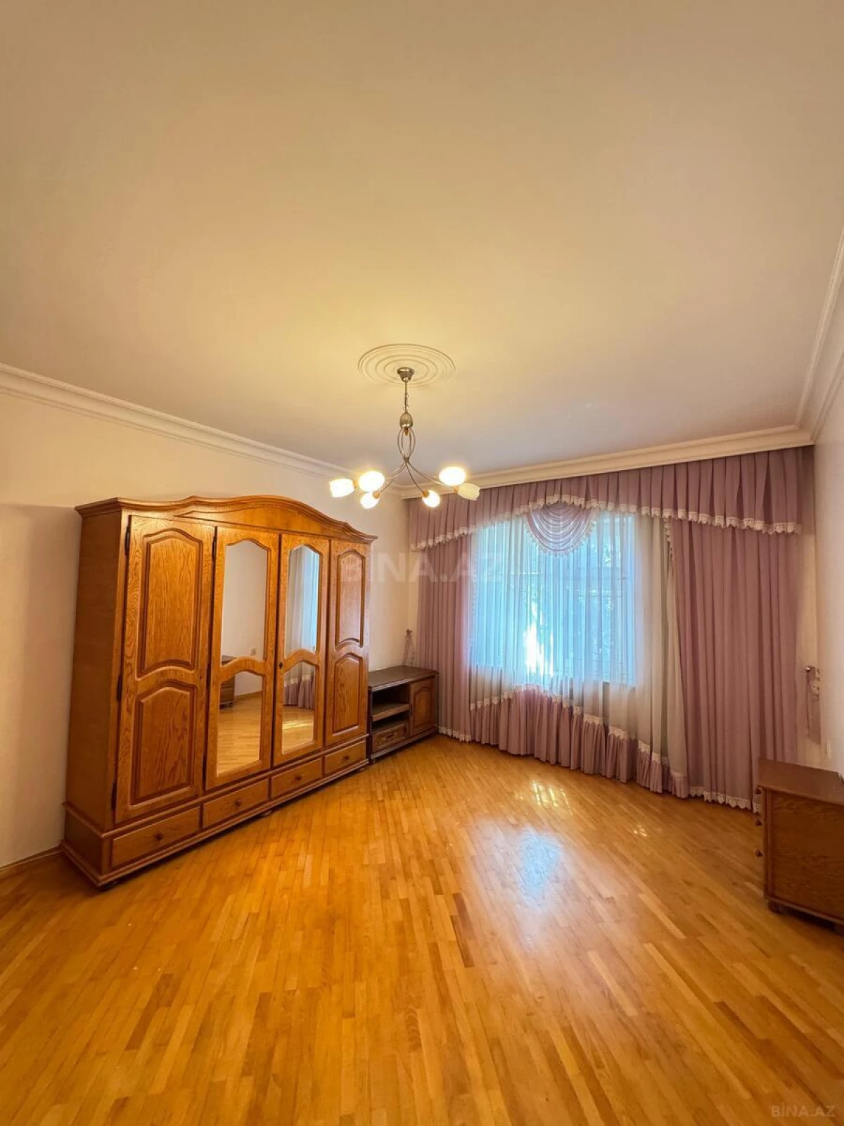Satılır 8 otaqlı həyət evi 1400 m²