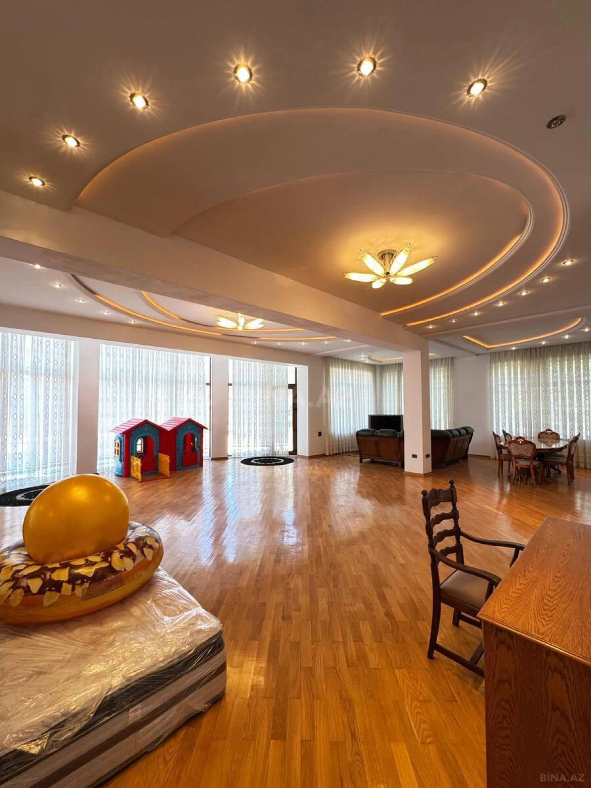 Satılır 8 otaqlı həyət evi 1400 m²