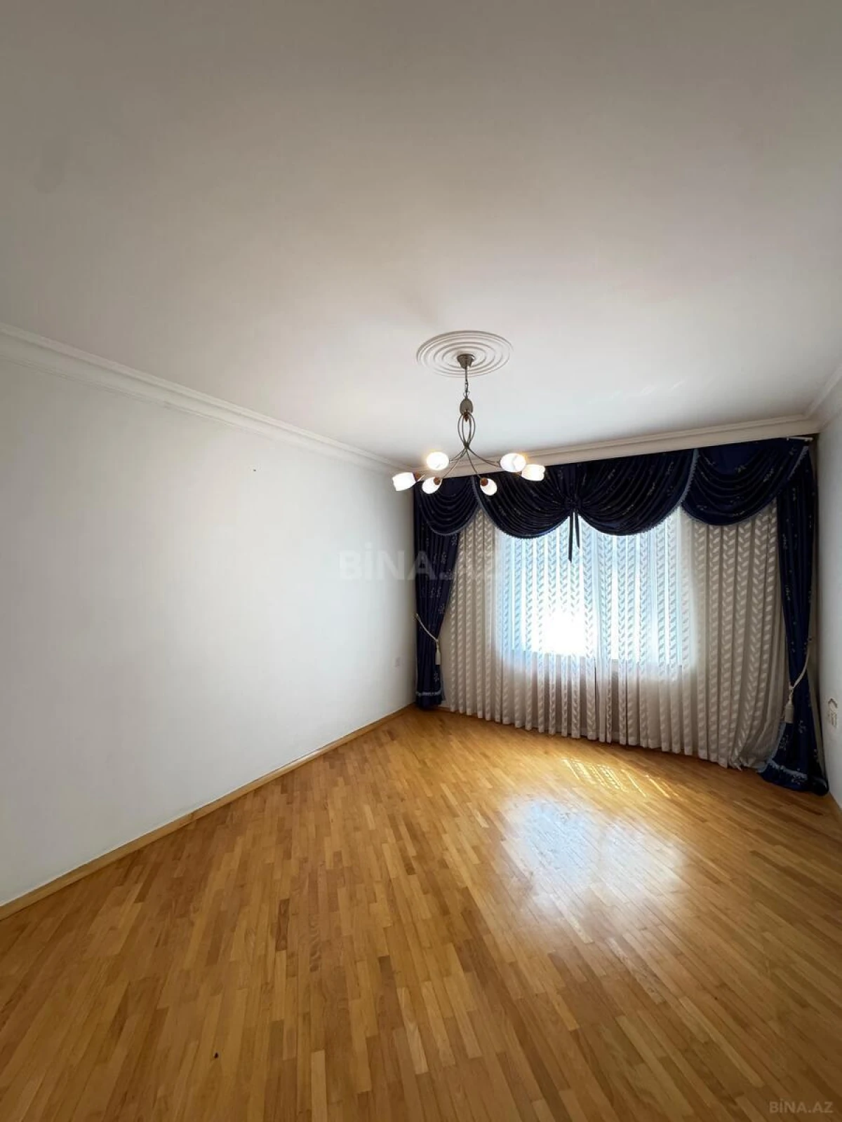 Satılır 8 otaqlı həyət evi 1400 m²