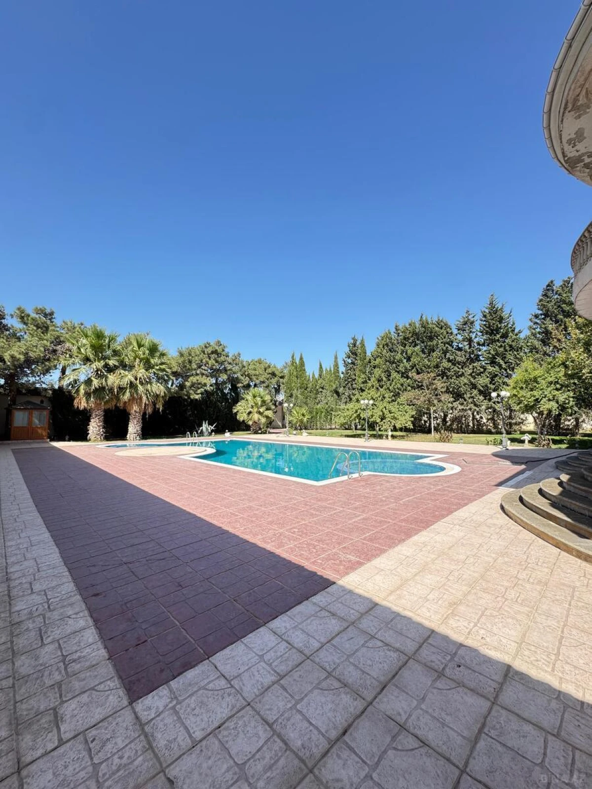 Satılır 8 otaqlı həyət evi 1400 m²