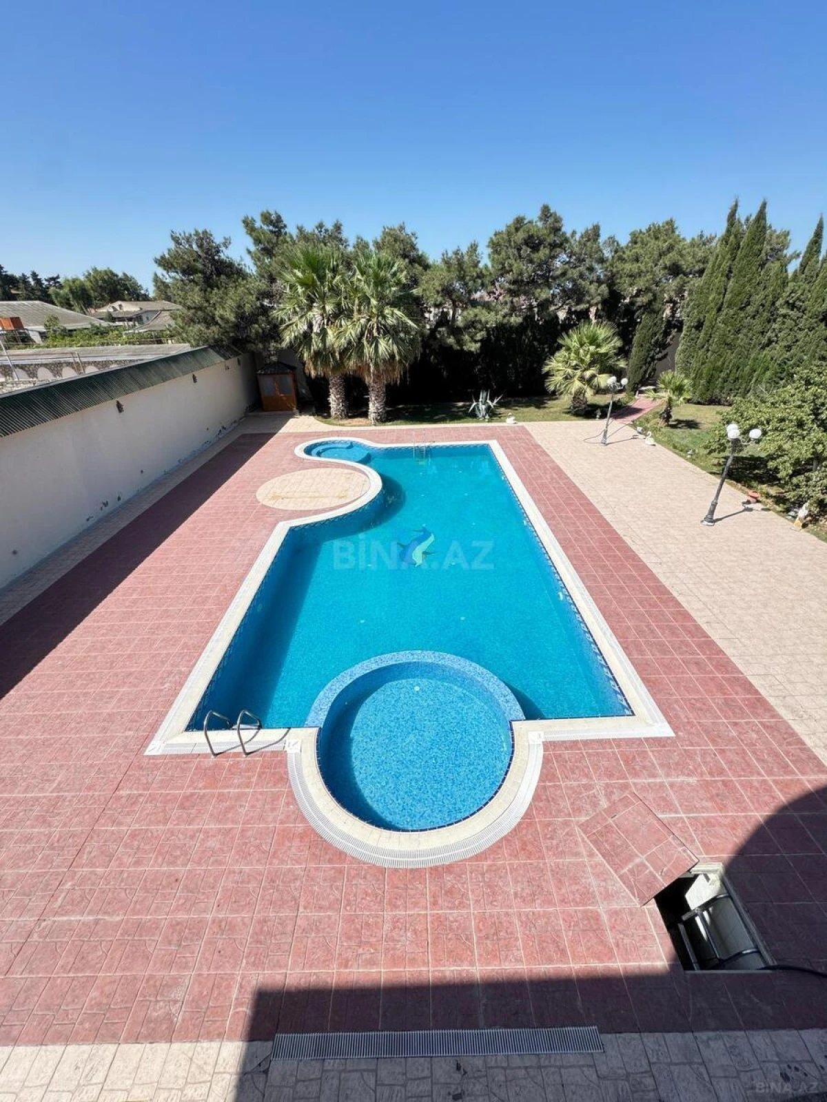 Satılır 8 otaqlı həyət evi 1400 m²