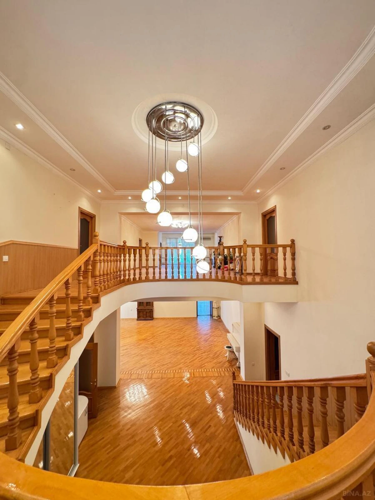 Satılır 8 otaqlı həyət evi 1400 m²