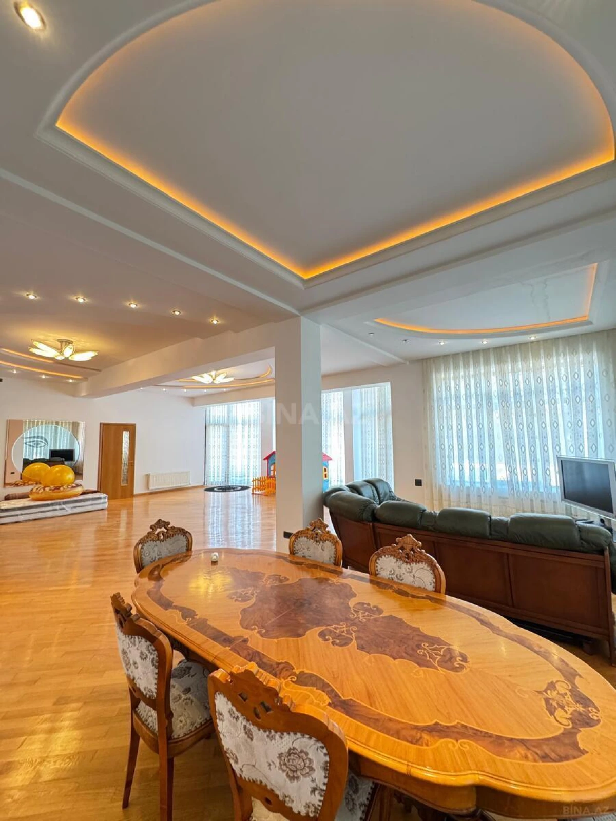 Satılır 8 otaqlı həyət evi 1400 m²