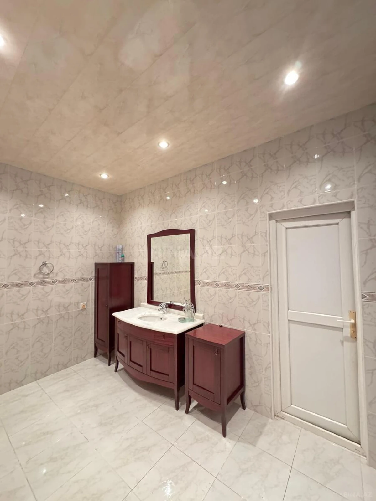 Satılır 8 otaqlı həyət evi 1400 m²