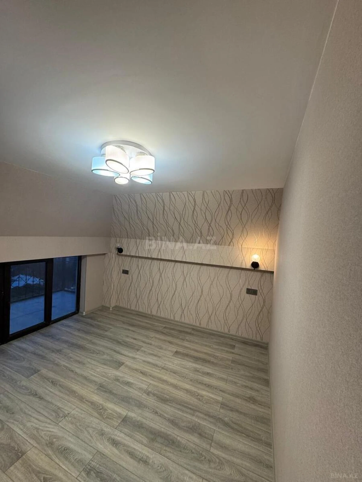 Satılır 2 otaqlı mənzil 106 m²