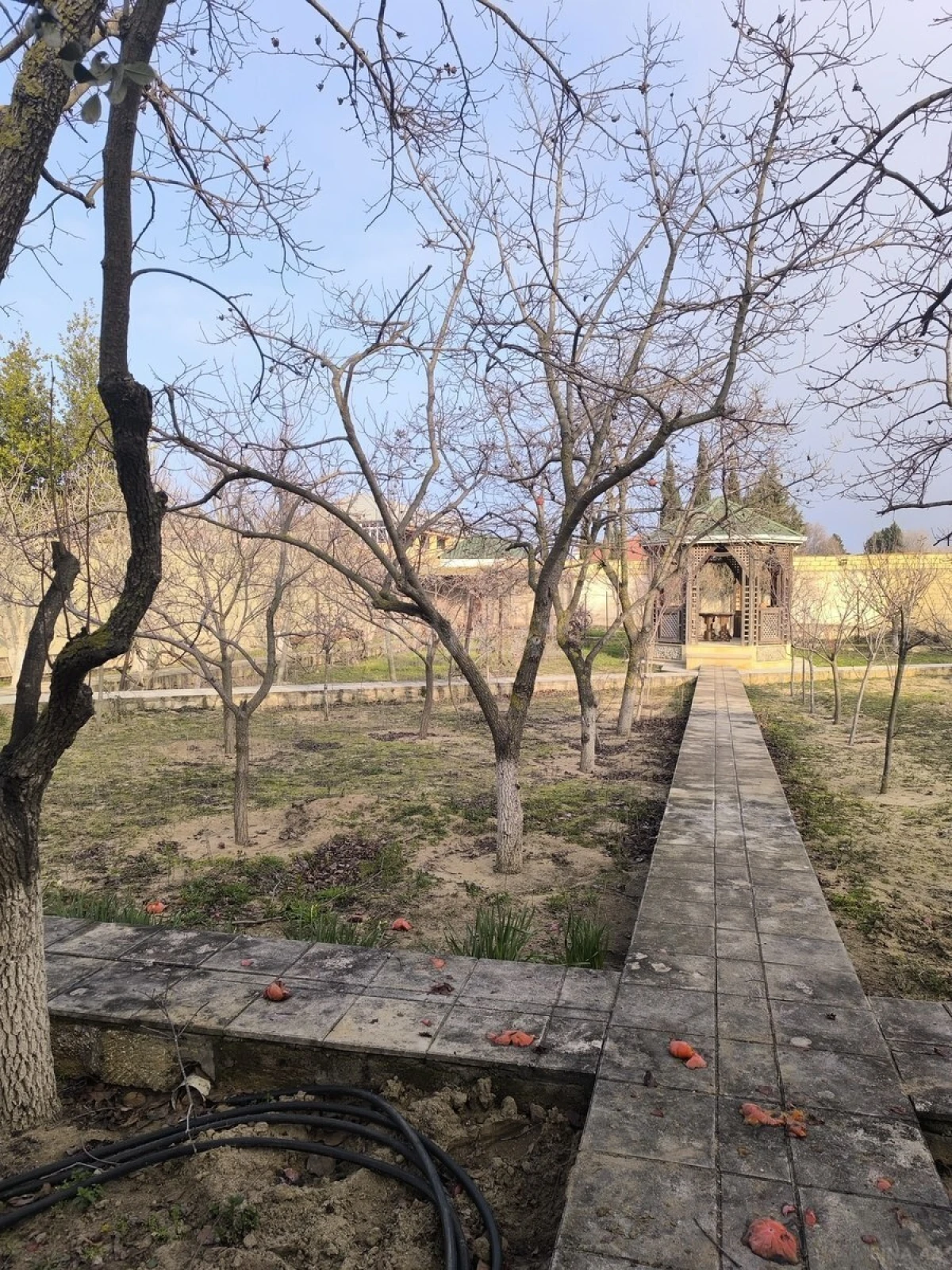 Satılır 5 otaqlı həyət evi 350 m²