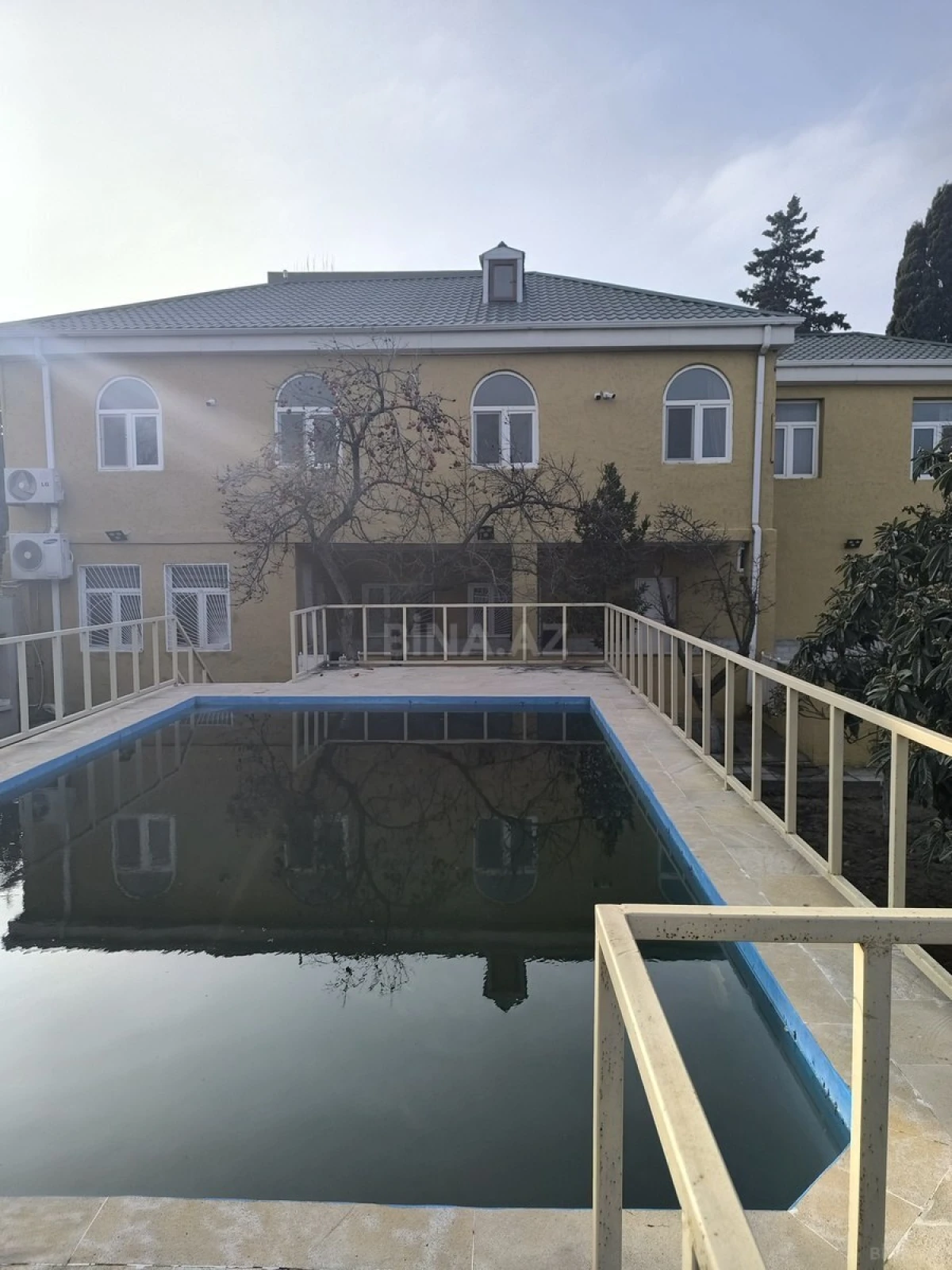 Satılır 5 otaqlı həyət evi 350 m²