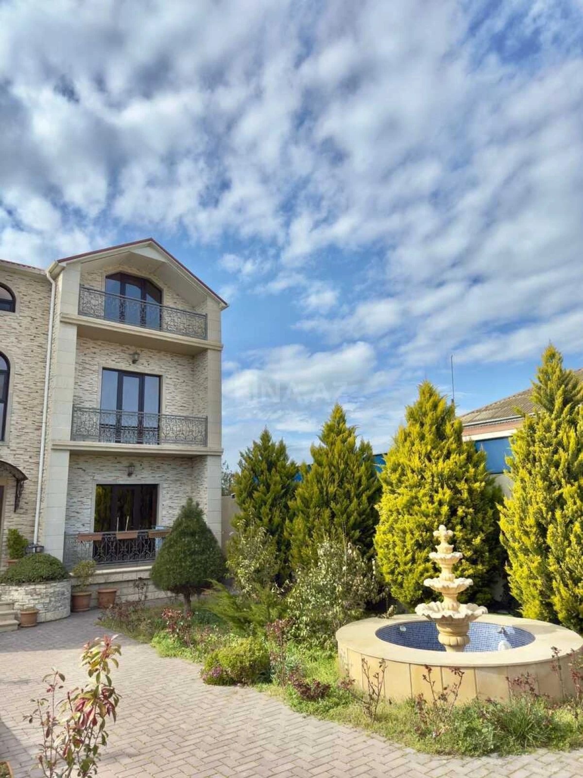 Satılır 8 otaqlı həyət evi 400 m²