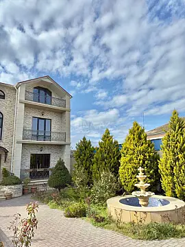 Satılır 8 otaqlı həyət evi 400 m²
