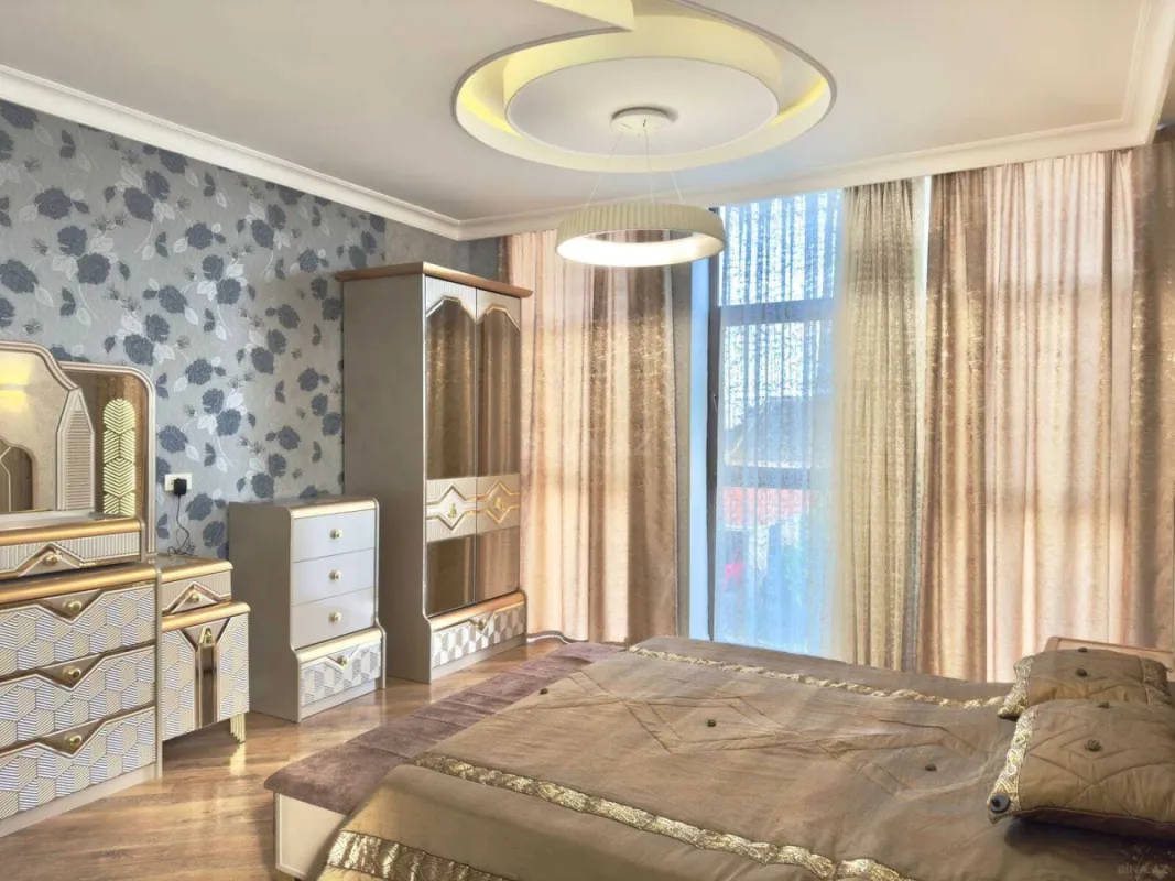 Satılır 8 otaqlı həyət evi 400 m²