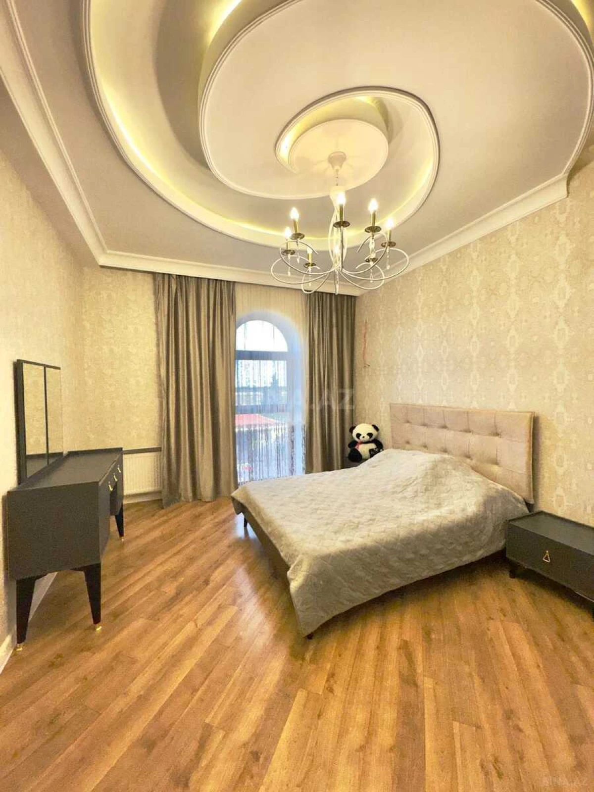 Satılır 8 otaqlı həyət evi 400 m²