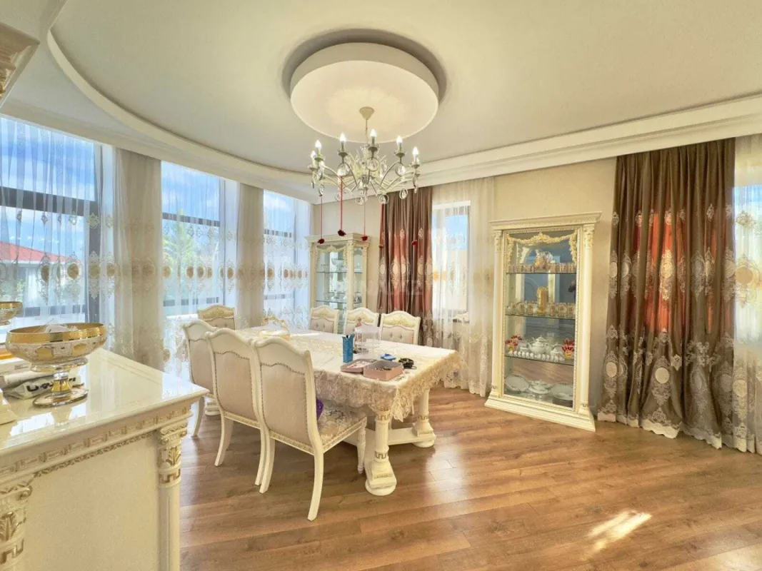 Satılır 8 otaqlı həyət evi 400 m²