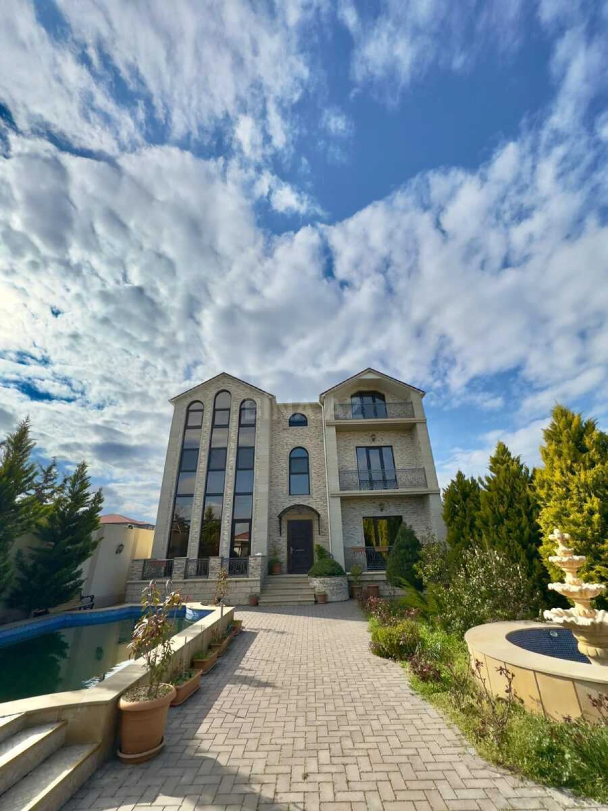 Satılır 8 otaqlı həyət evi 400 m²