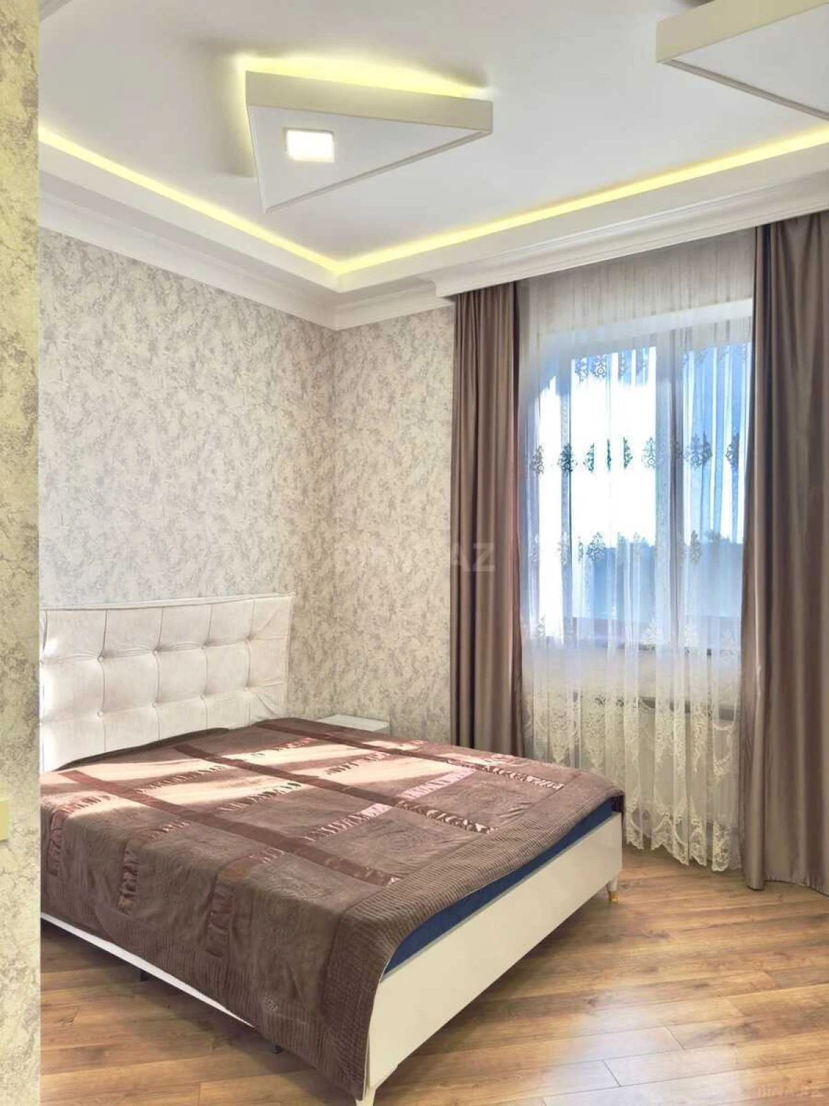 Satılır 8 otaqlı həyət evi 400 m²