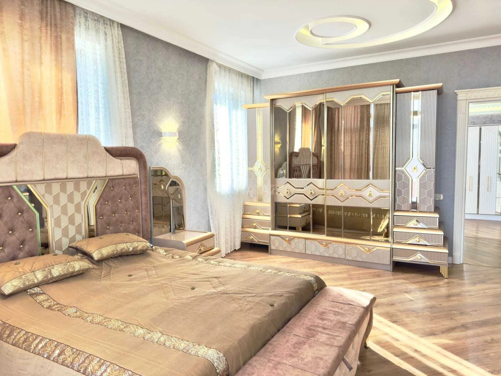 Satılır 8 otaqlı həyət evi 400 m²