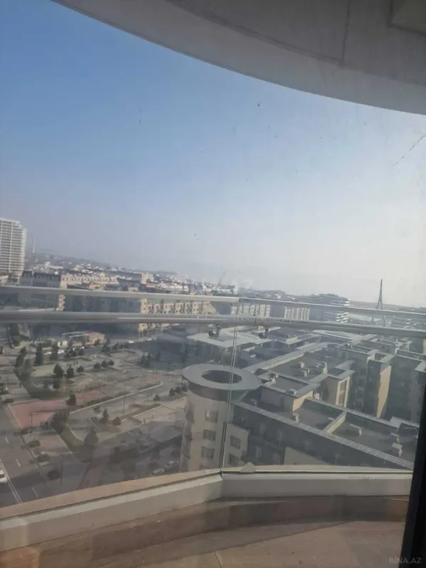 Satılır 4 otaqlı mənzil 215 m²