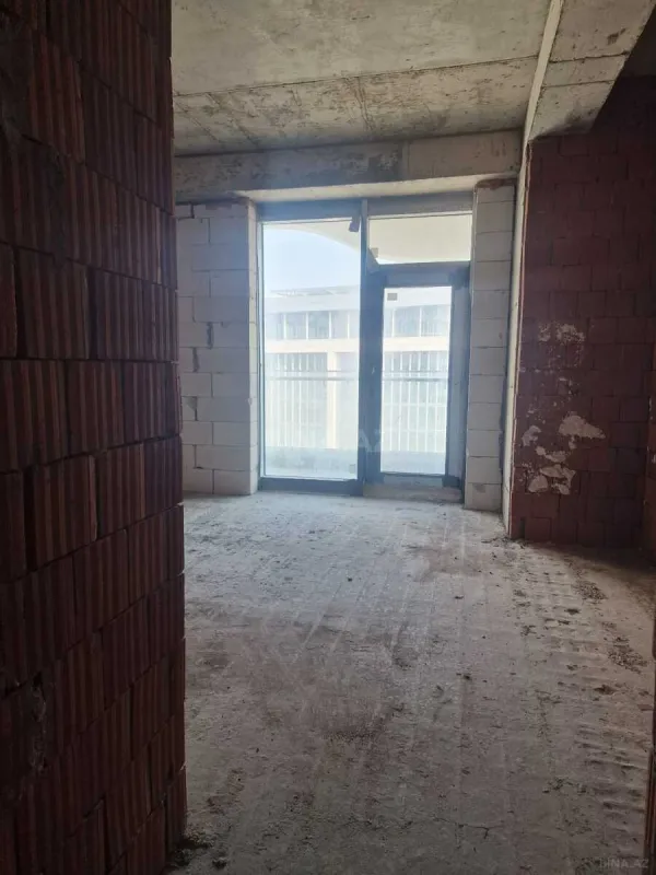 Satılır 4 otaqlı mənzil 215 m²