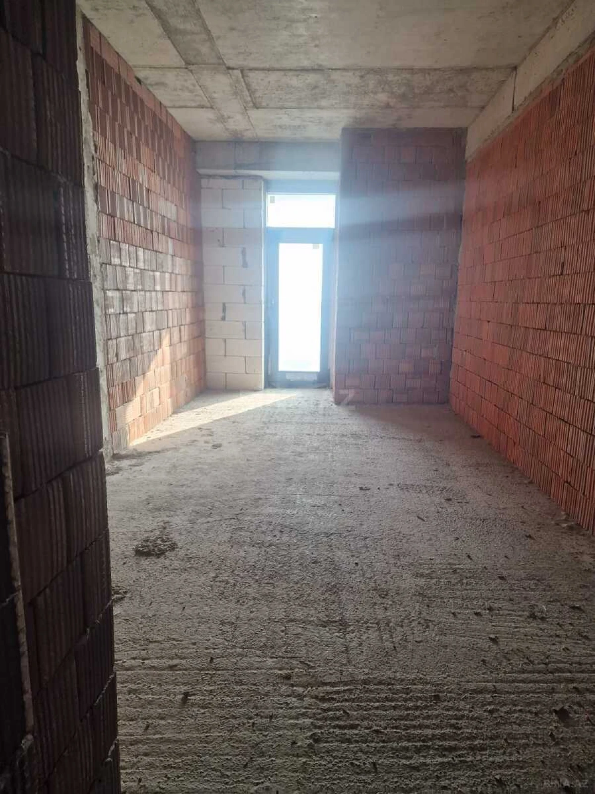 Satılır 4 otaqlı mənzil 215 m²