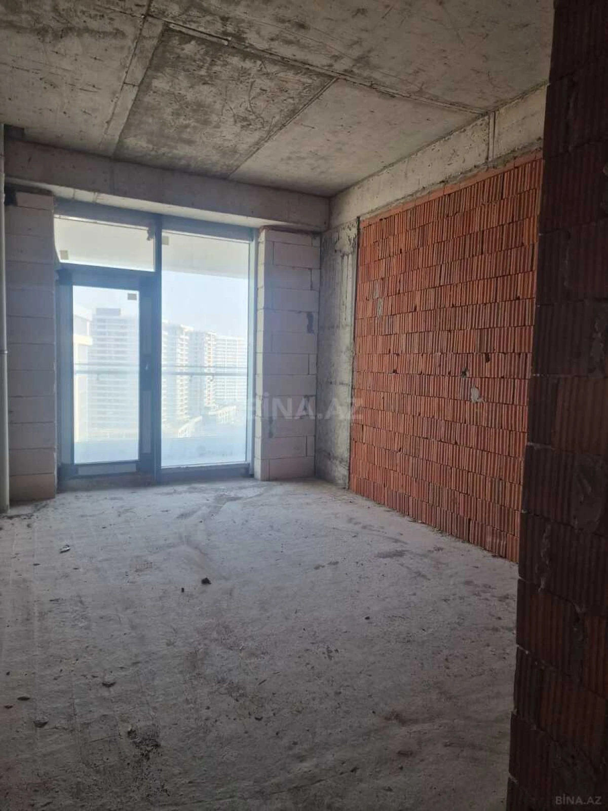 Satılır 4 otaqlı mənzil 215 m²