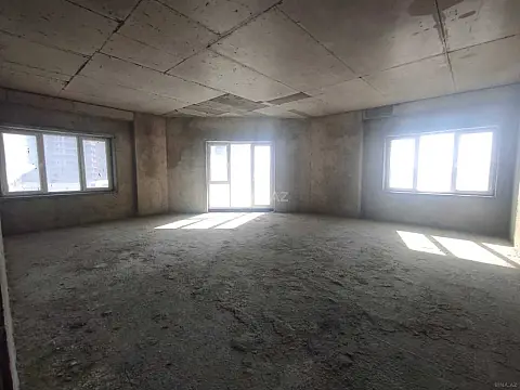 Satılır 4 otaqlı mənzil 196 m²