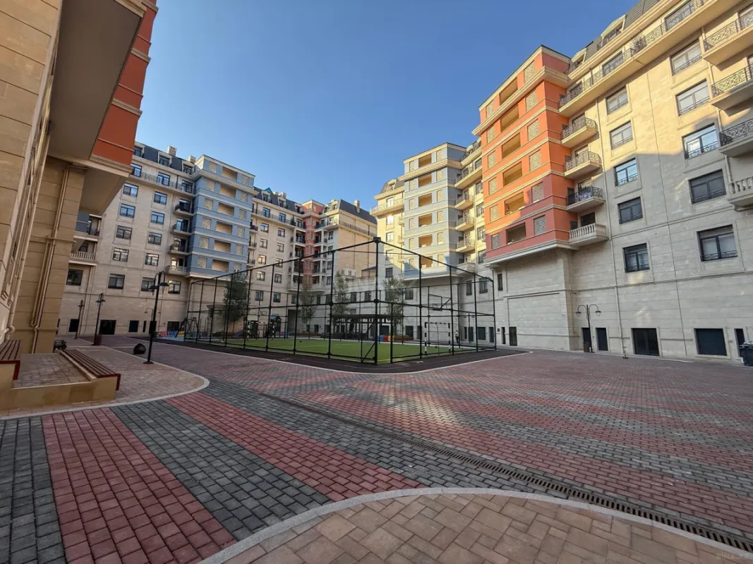 Satılır 4 otaqlı mənzil 196 m²
