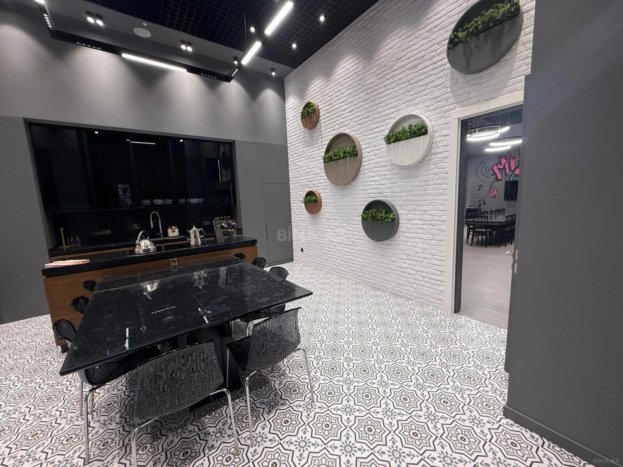 Satılır 4 otaqlı mənzil 196 m²