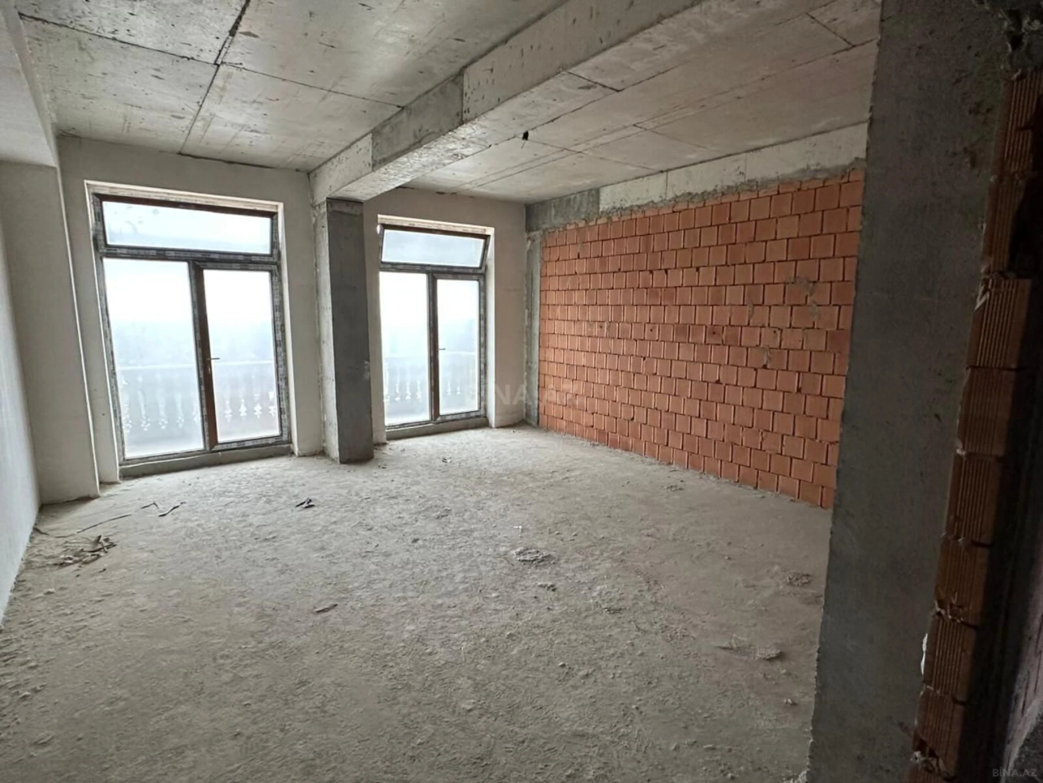Satılır 4 otaqlı mənzil 196 m²
