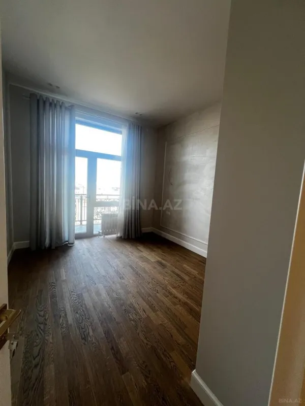 Satılır 3 otaqlı mənzil 136 m²