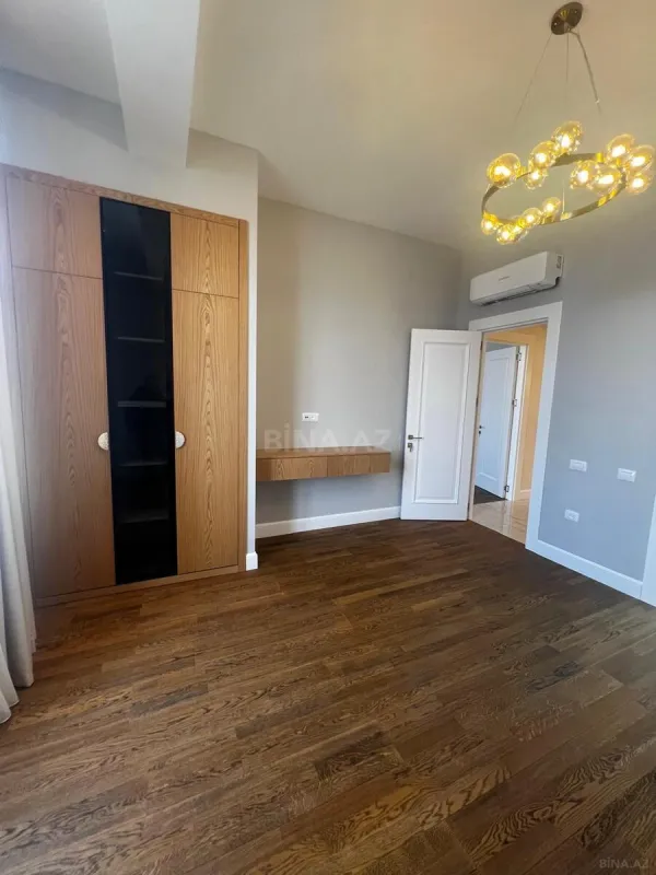 Satılır 3 otaqlı mənzil 136 m²