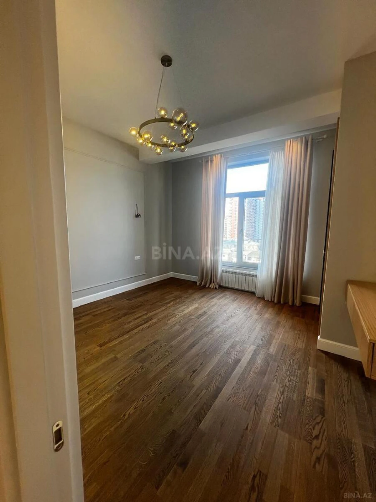 Satılır 3 otaqlı mənzil 136 m²