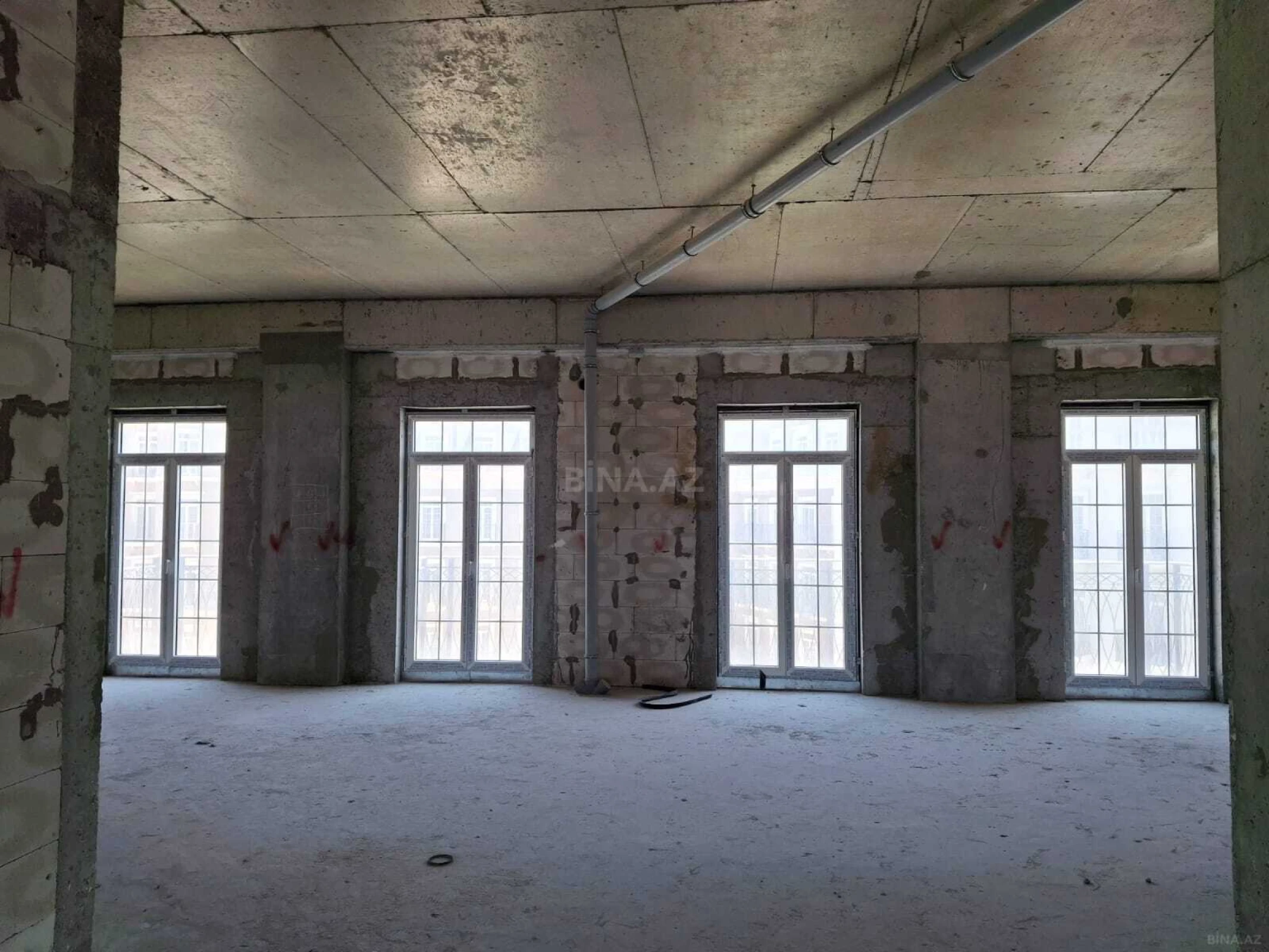 Satılır 4 otaqlı mənzil 135 m²