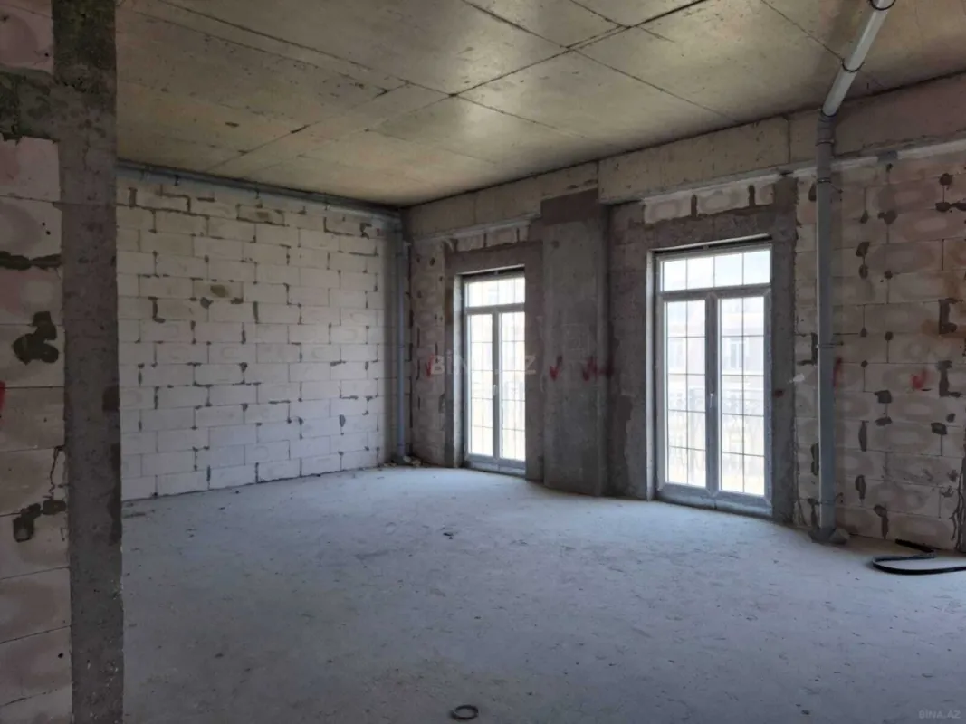 Satılır 4 otaqlı mənzil 135 m²