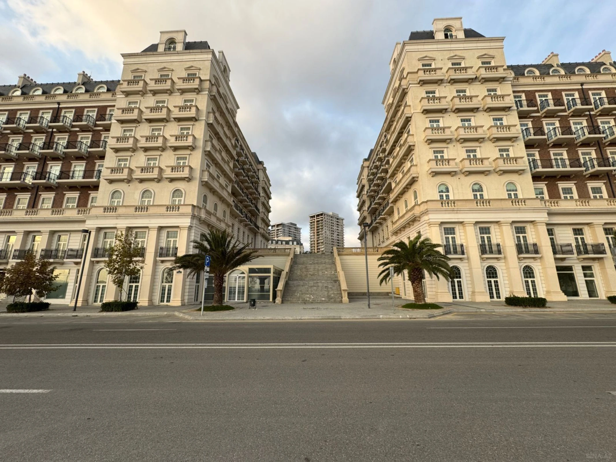 Satılır 9 otaqlı mənzil 311 m²