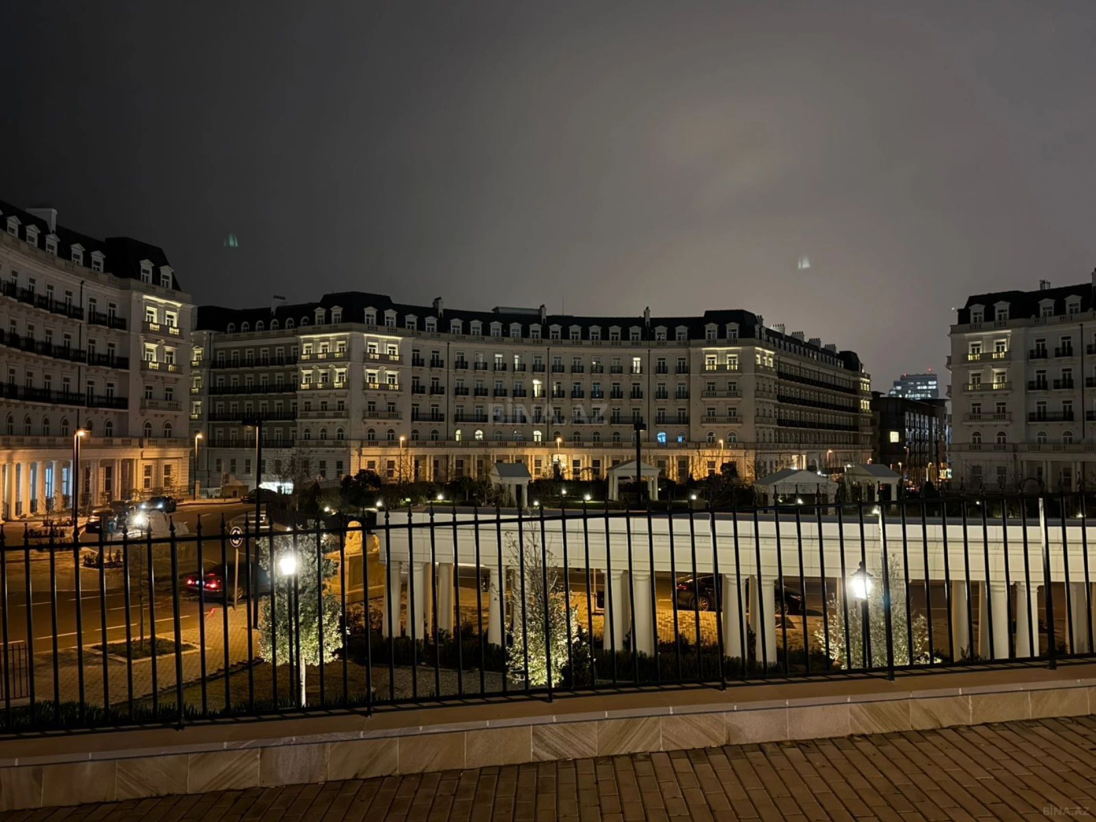 Satılır 9 otaqlı mənzil 311 m²