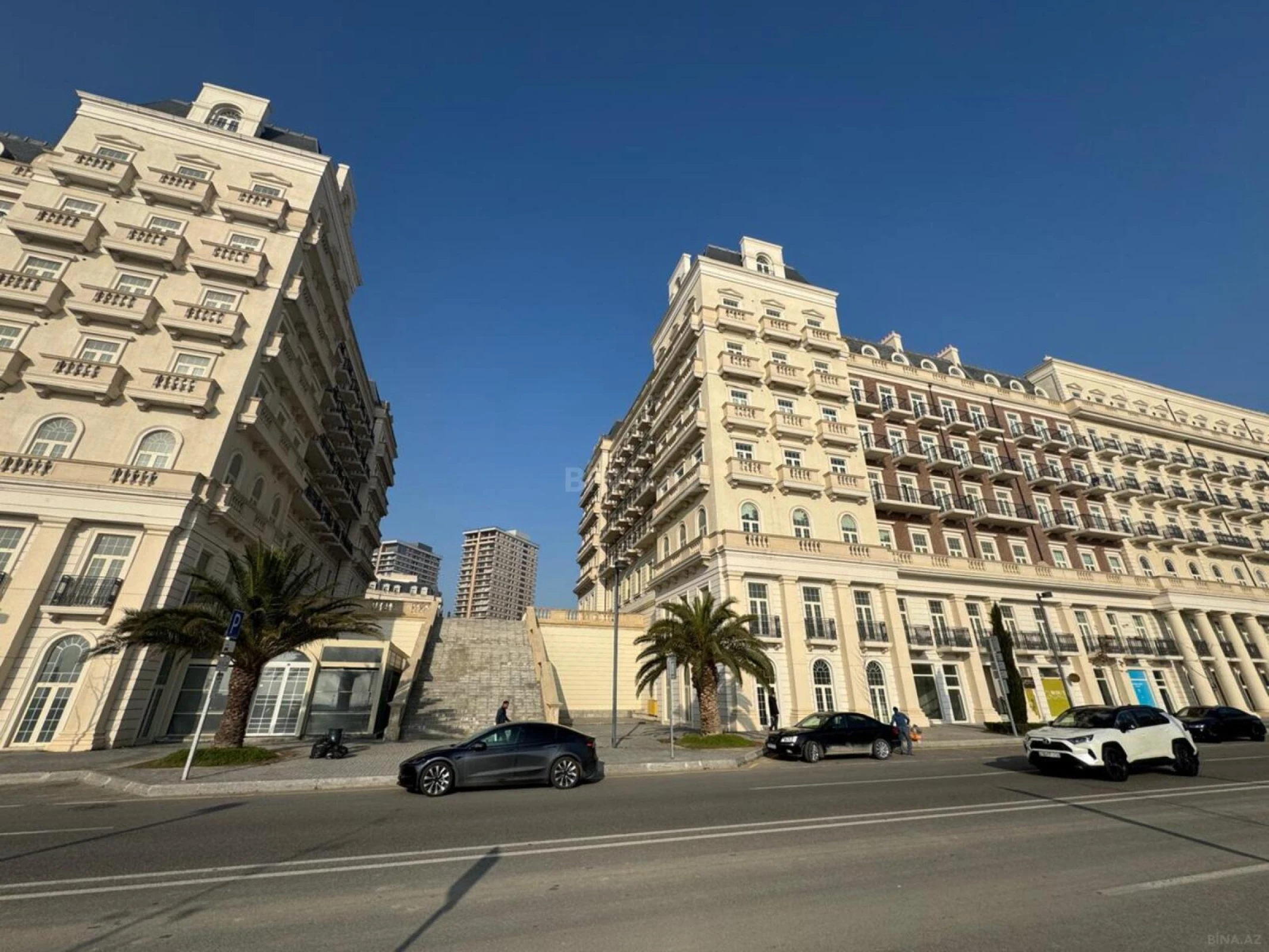 Satılır 9 otaqlı mənzil 311 m²