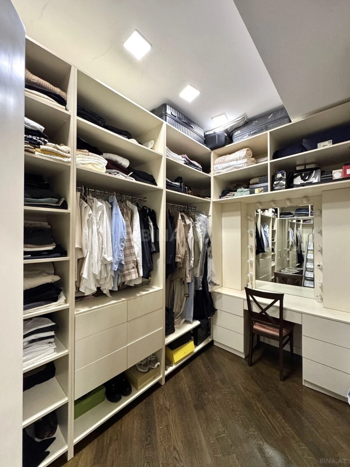 Satılır 4 otaqlı mənzil 200 m²