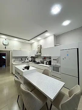Satılır 4 otaqlı mənzil 200 m²