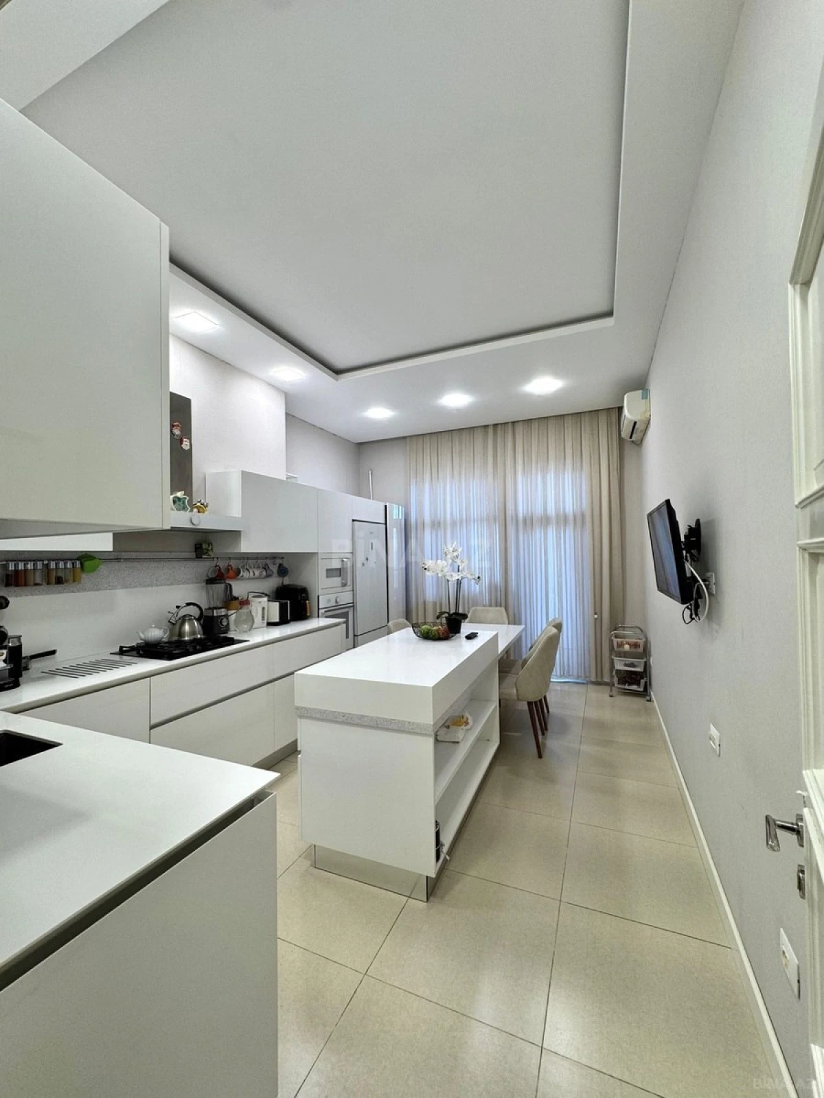 Satılır 4 otaqlı mənzil 200 m²
