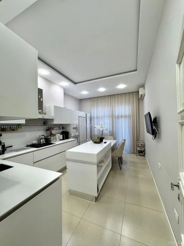 Satılır 4 otaqlı mənzil 200 m²